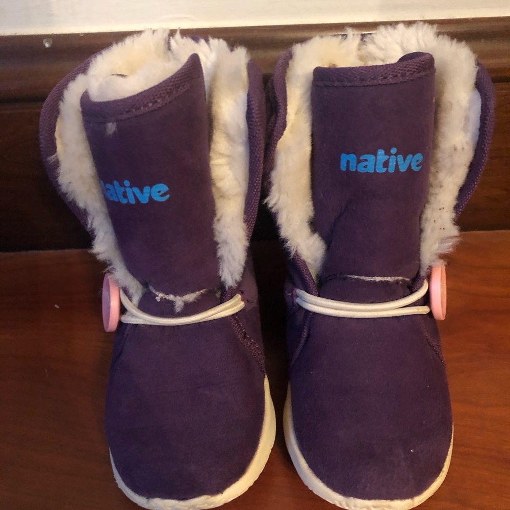 Native AP Luna size 2 beetle purple boot